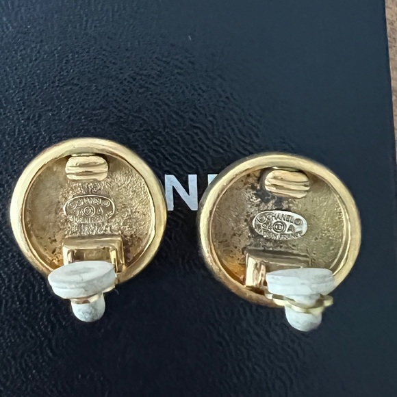 Authentic vintage Chanel button clip earrings 94A - Picture 3 of 6
